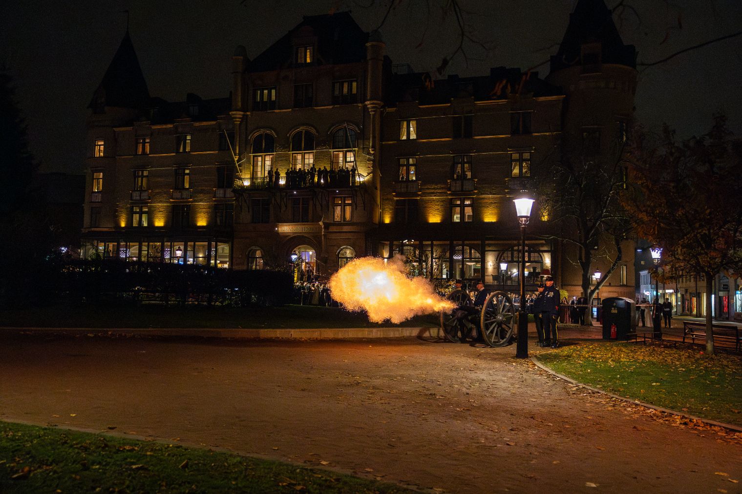 Wendes salutbatteri avlossar salut framför Grand Hotel i Lund